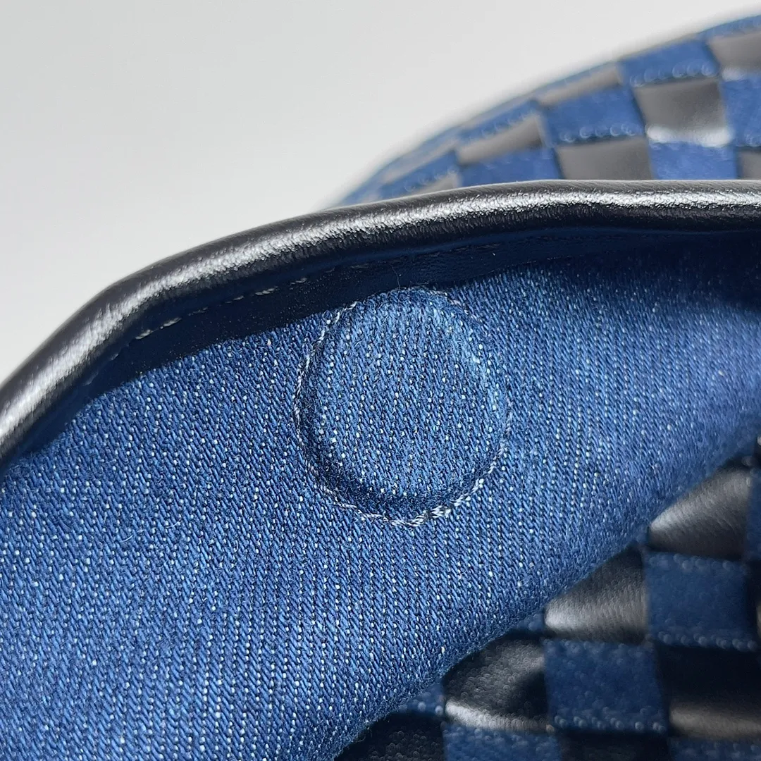 Batch 1860 BOTTEGA VENETA new women's small size Hop shoulder bag, denim & leather, two materials, the special edition Hop is super handsome, BV fans must not miss it. Made of two kinds of materials, the bag is soft and languid. Hop symbolizes innovation and eternal craftsmanship. The pyramid silhouette is both practical and fashionable, modern and casual, and the double-sided closure design of the bag is more convenient and safe! It can be carried by hand or on the shoulder to show multiple styles in different occasions, and it can be flexibly integrated into every moment, making it more refined and easy to use. Style number: 789028 Size: 41*20.5*7.5cm